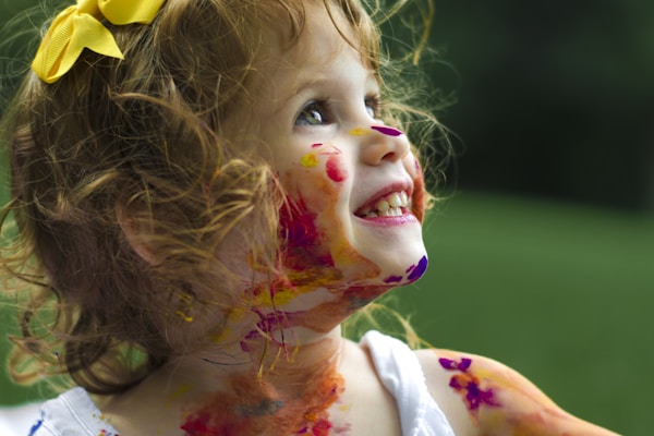 子どもがレッスンに取り組んでいる風景
